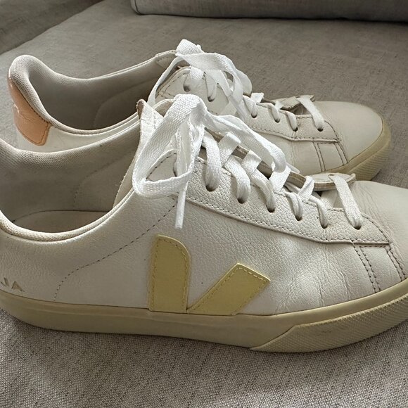 Veja Sneakers - Picture 1 of 4
